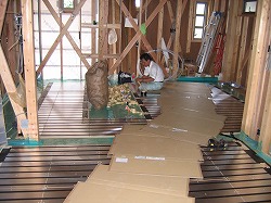 ティンバーフレーム住宅と床暖テープ