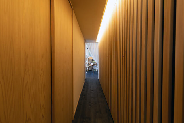 黒を基調とした室内に木の格子が並ぶ和風モダンな廊下