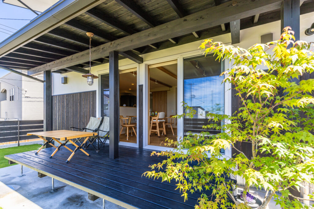 黒いウッドデッキが粋な高台の家