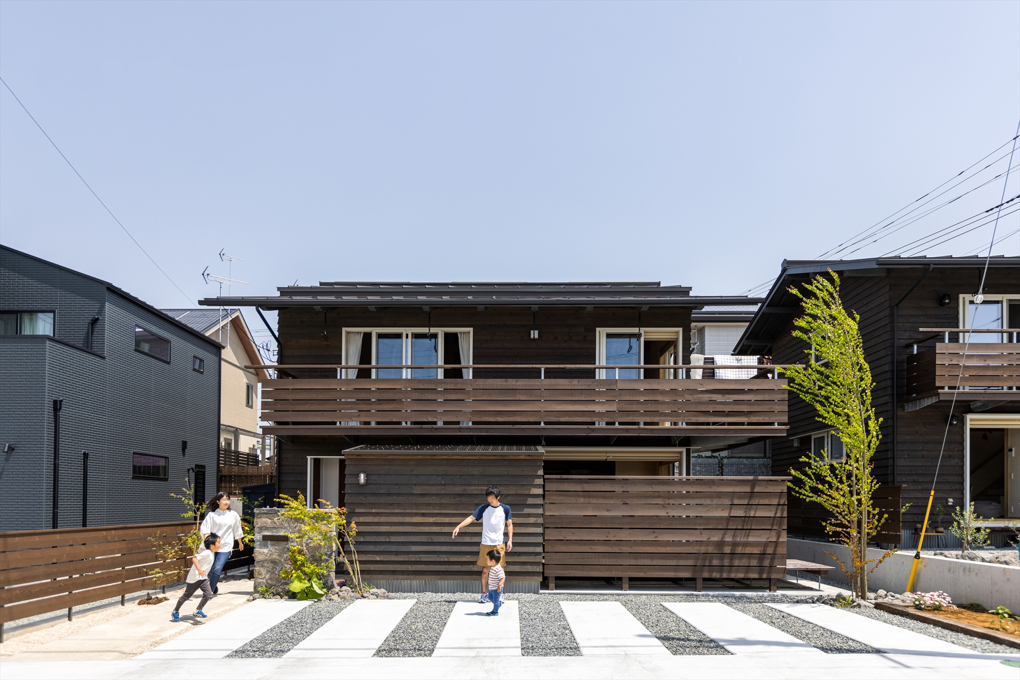 木の外壁の街角-西