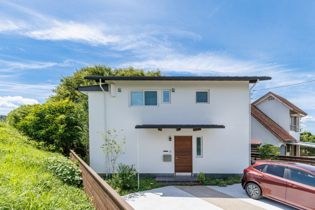 雑木林を眺める家