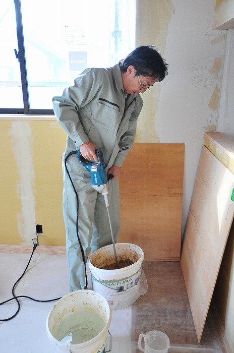 静岡県三島市の新築住宅　珪藻土DIY　水練り