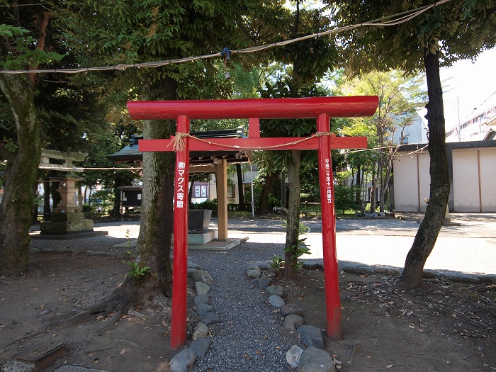 木を腐らせない工夫　掘っ立ての鳥居