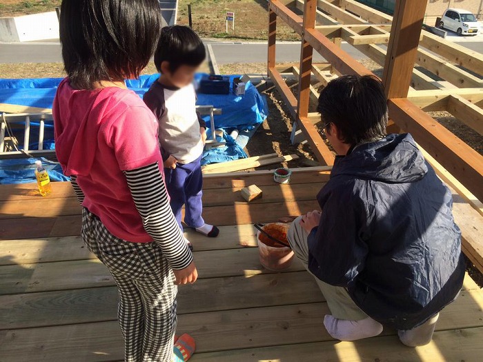 三島市の新築住宅　ＤＩＹでウッドデッキ塗装