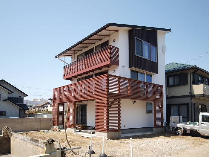 静岡県三島市　木造三階建て新築住宅　シックイの外壁