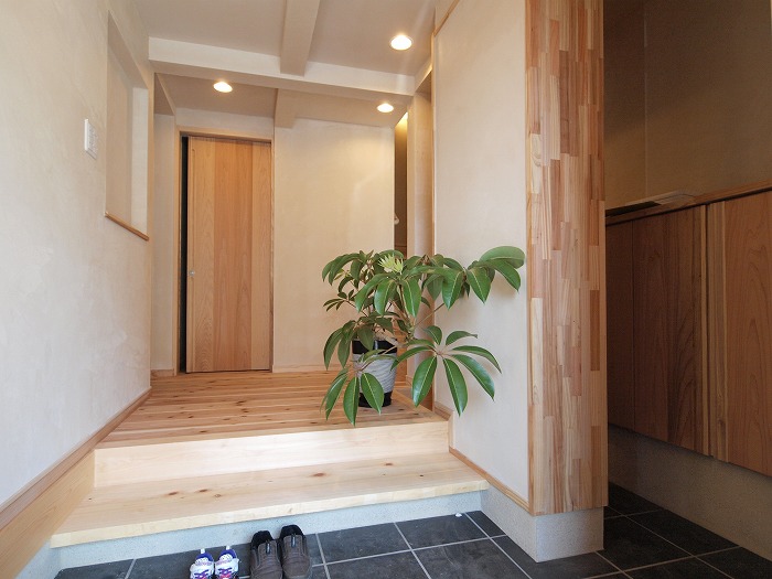 静岡県三島市　木造三階建て新築住宅　玄関ホール
