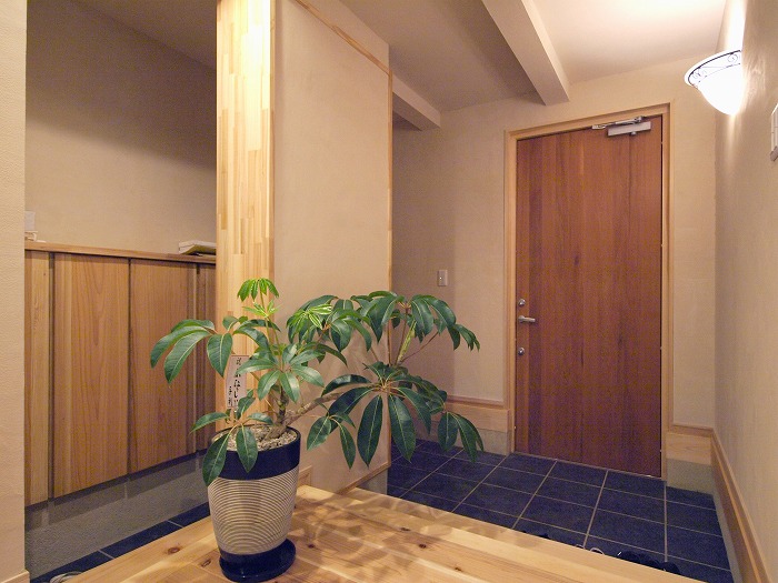 静岡県三島市　木造三階建て新築住宅　玄関