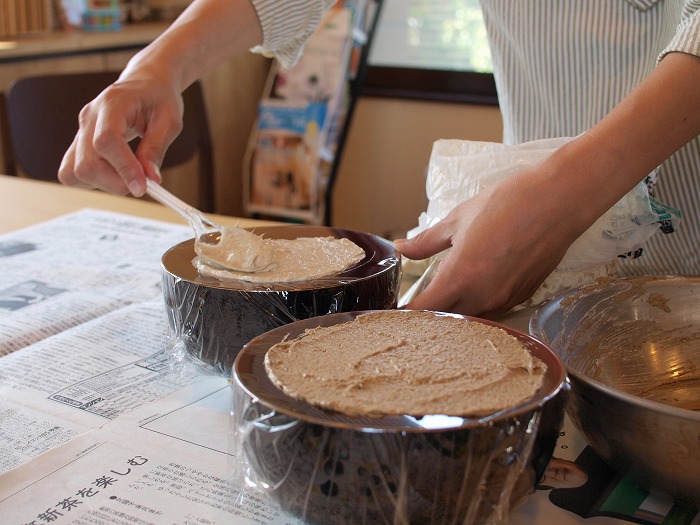 合成樹脂入りの珪藻土（奥）