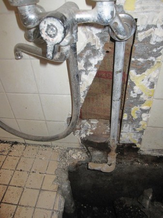 漏水によりシャワー室を改修