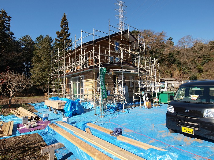 富士市新築住宅　キッチンストーブのある家　木と漆喰の外壁
