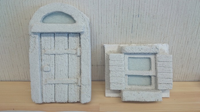 モルタル造形で小人のドアと窓
