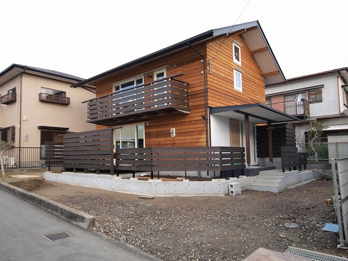 富士市　新築住宅　木の外壁と木のフェンス