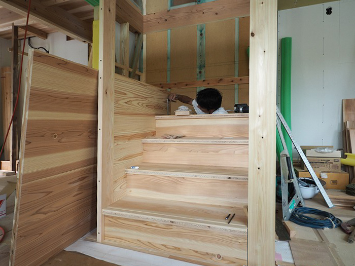 富士宮市新築住宅　薪ストーブの家　Ｊパネル階段