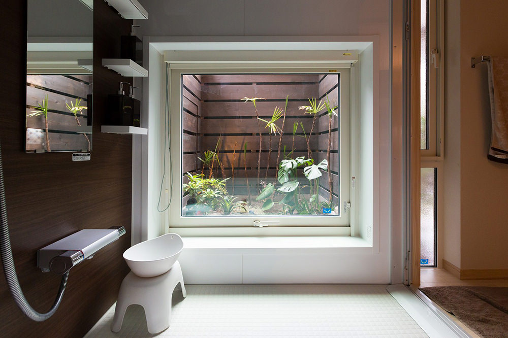 浴室窓には、坪庭を配置。もちろん、隣家からは見えない設計。