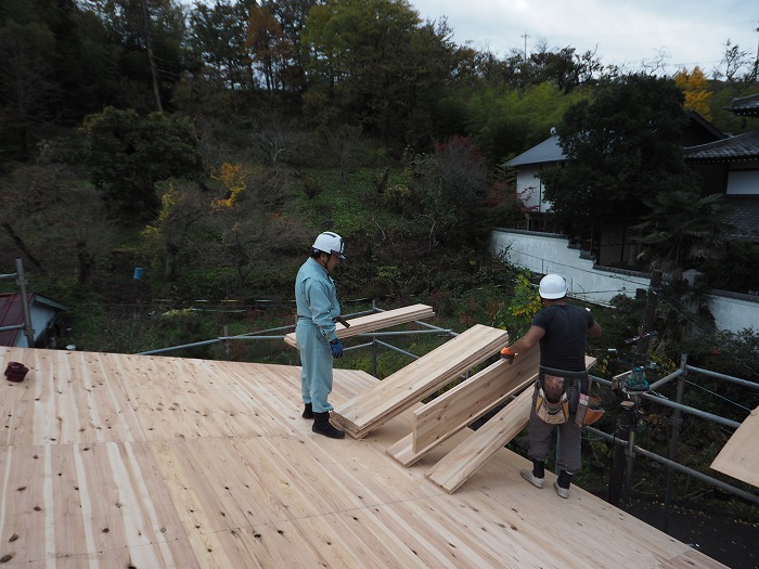 小山町　薪ストーブの家　屋根