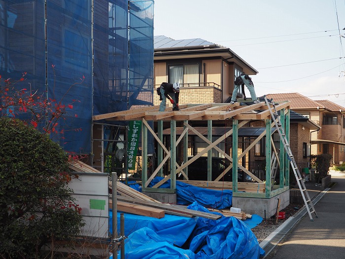 富士市　新築住宅　物置屋根組み立て