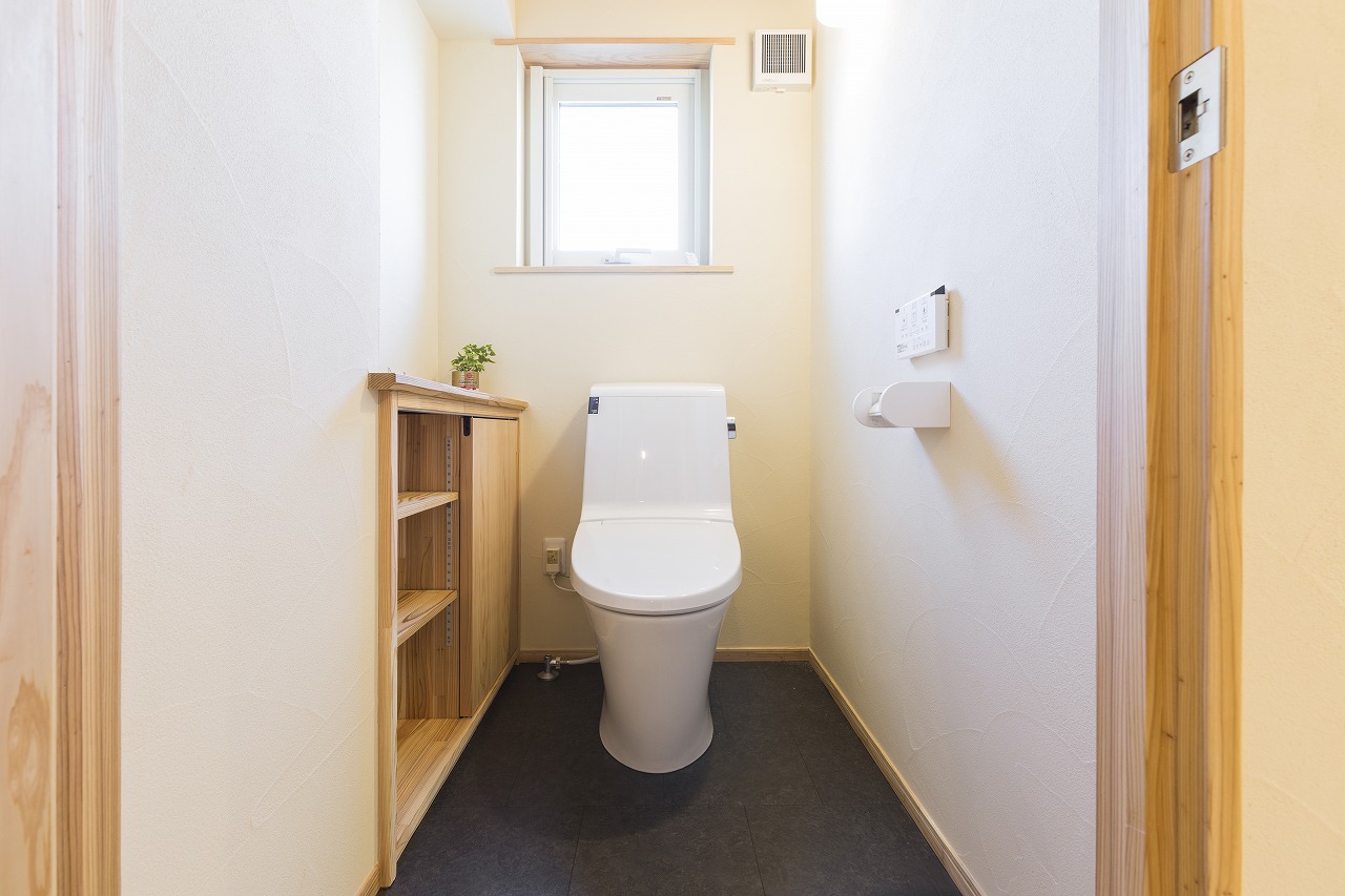 トイレ内も、調湿・消臭効果の高い珪藻土仕上げ