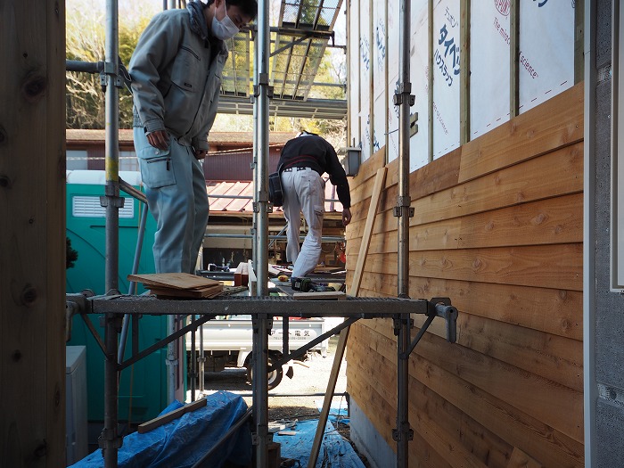 静岡県小山町　新築住宅工事　木の外壁施工