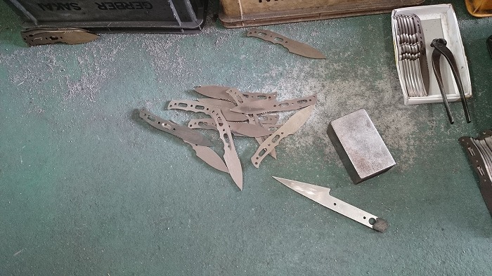 関市　レーザー加工されたナイフ