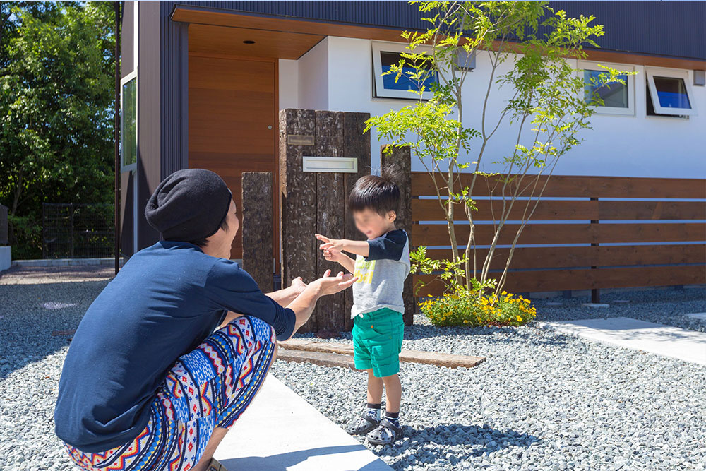 枕木の門柱と木の玄関は、お子さんの成長と共に味わいを増してゆく