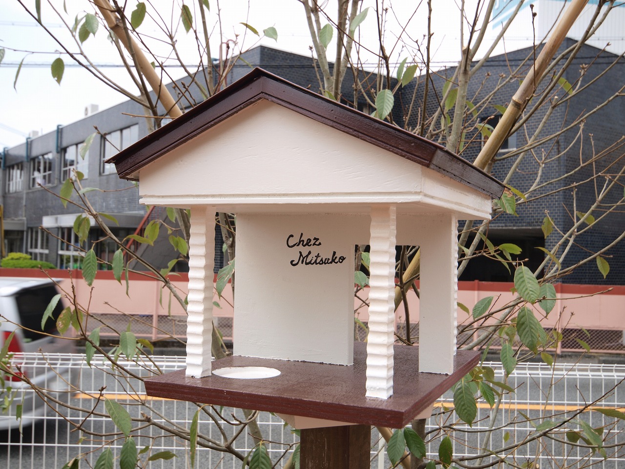 雑木林のお庭には社員大工が作った小鳥のレストラン。