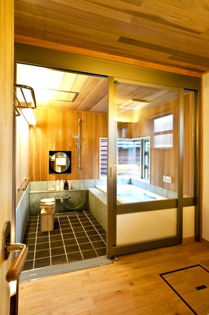 青森ヒバと十和田石のお風呂は高級温泉旅館のような贅沢な空間。