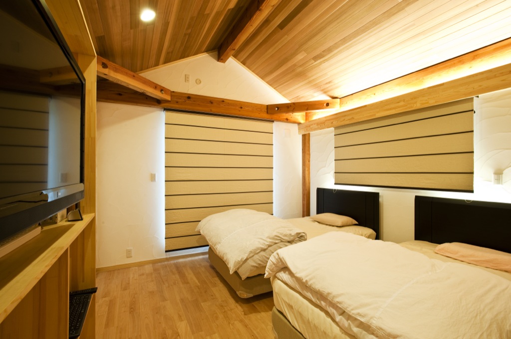 ディンバーフレームの構造が美しい寝室。