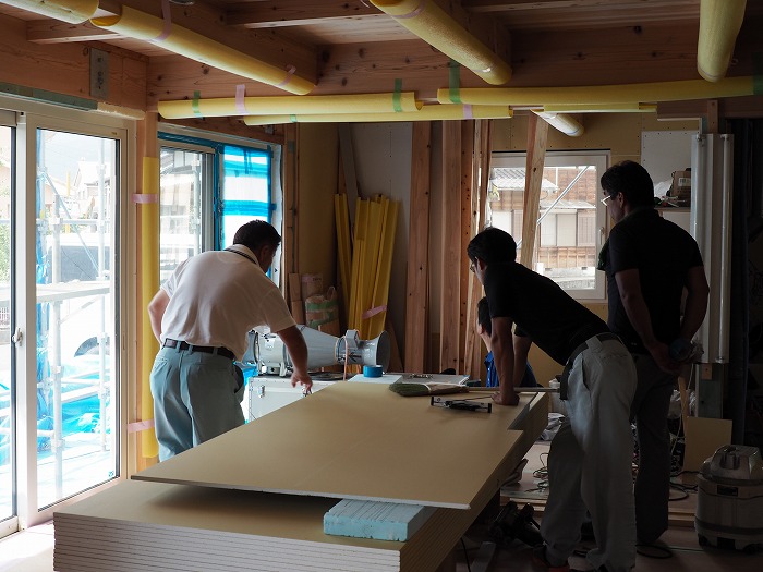 富士市　新築住宅　気密測定を見守るスタッフ