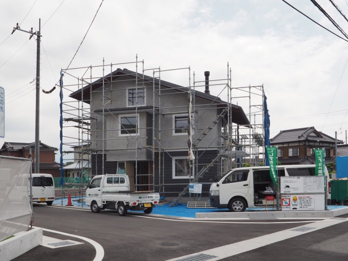富士市　新築住宅工事　シックイと木の外壁