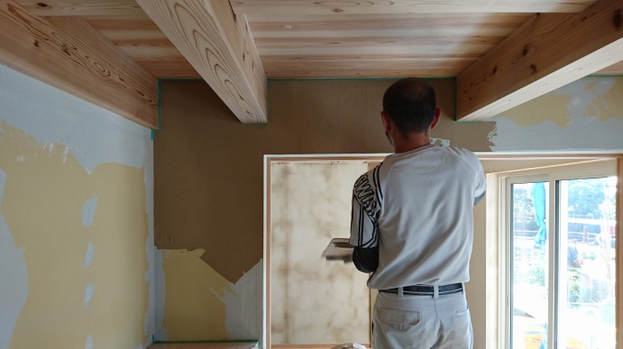 富士市　新築住宅　左官の珪藻土塗り
