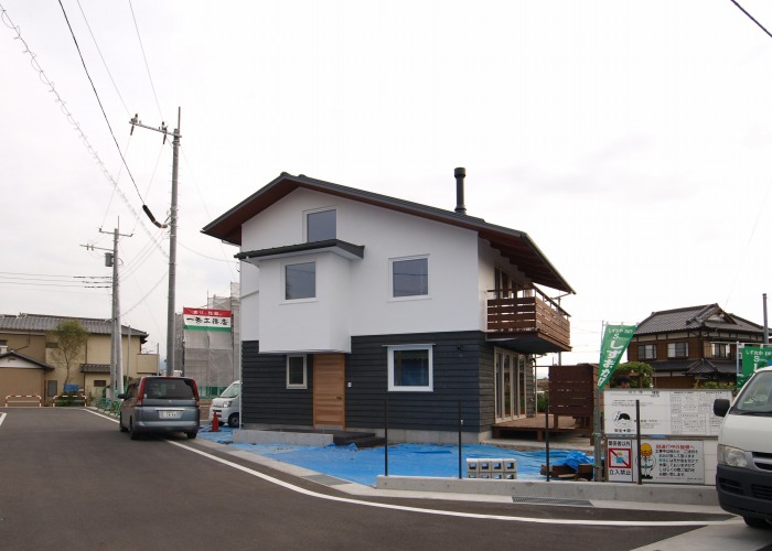 富士市　注文住宅　土佐漆喰と木の外壁