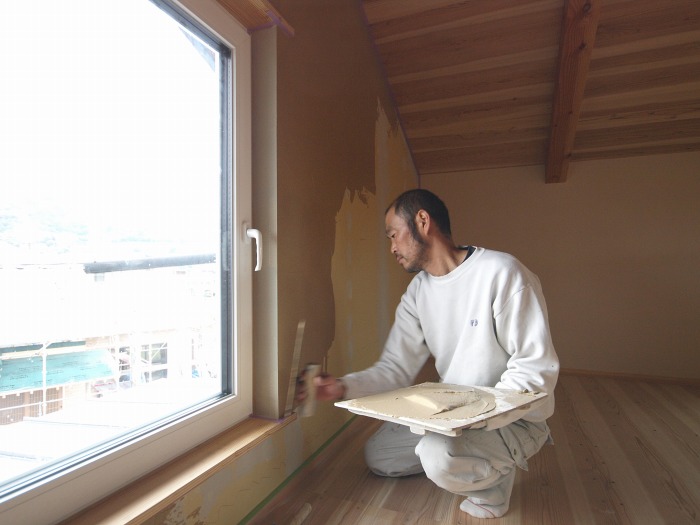 富士市　注文住宅新築工事　内壁珪藻土塗り
