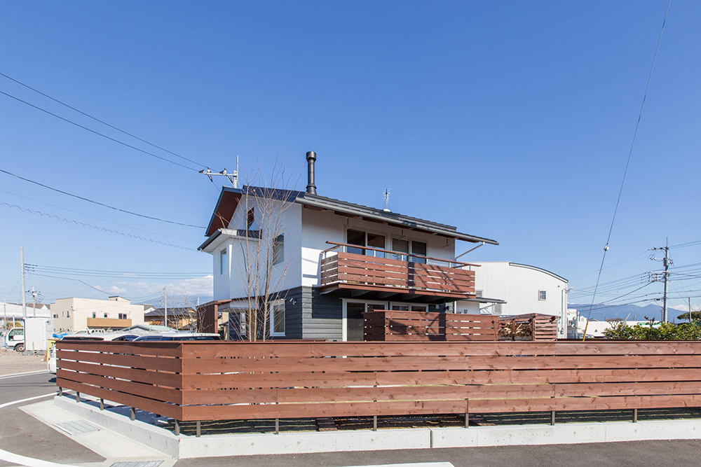 敷地が大きく西に振れているので、3Dモデリングで検討し、建物を東に振って日当たりを確保。