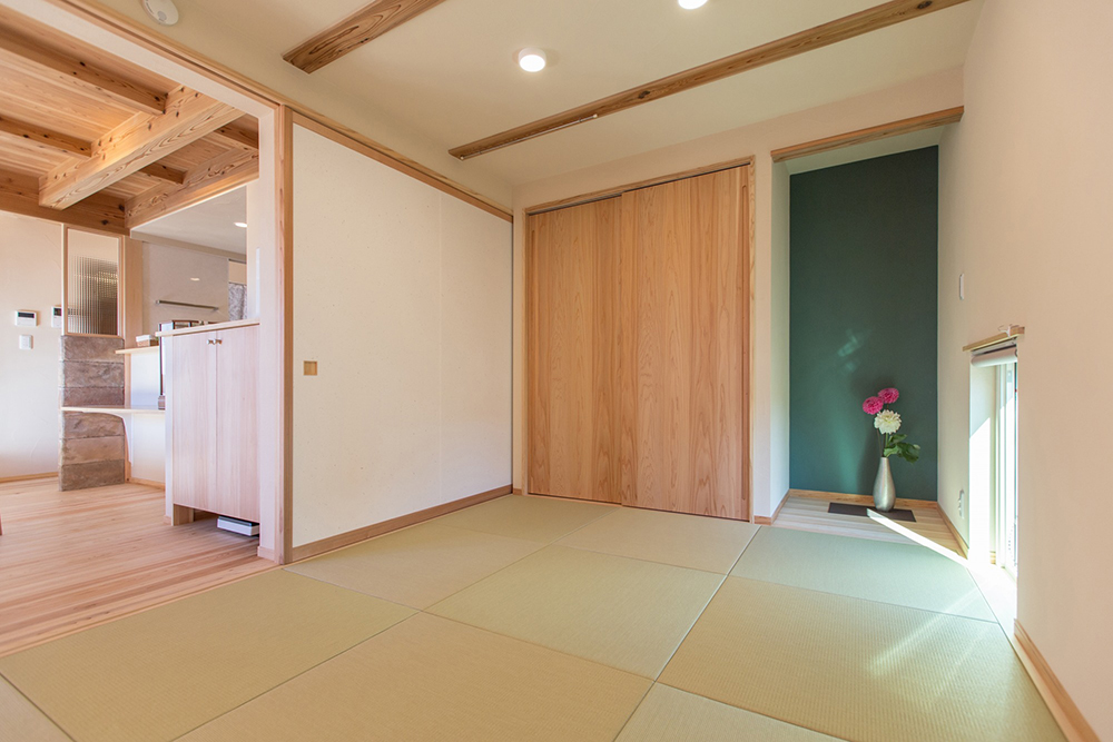 土佐和紙で仕上げた大きな一枚の襖で、独立した部屋として間仕切ったり、リビングと一体化したり出来る。