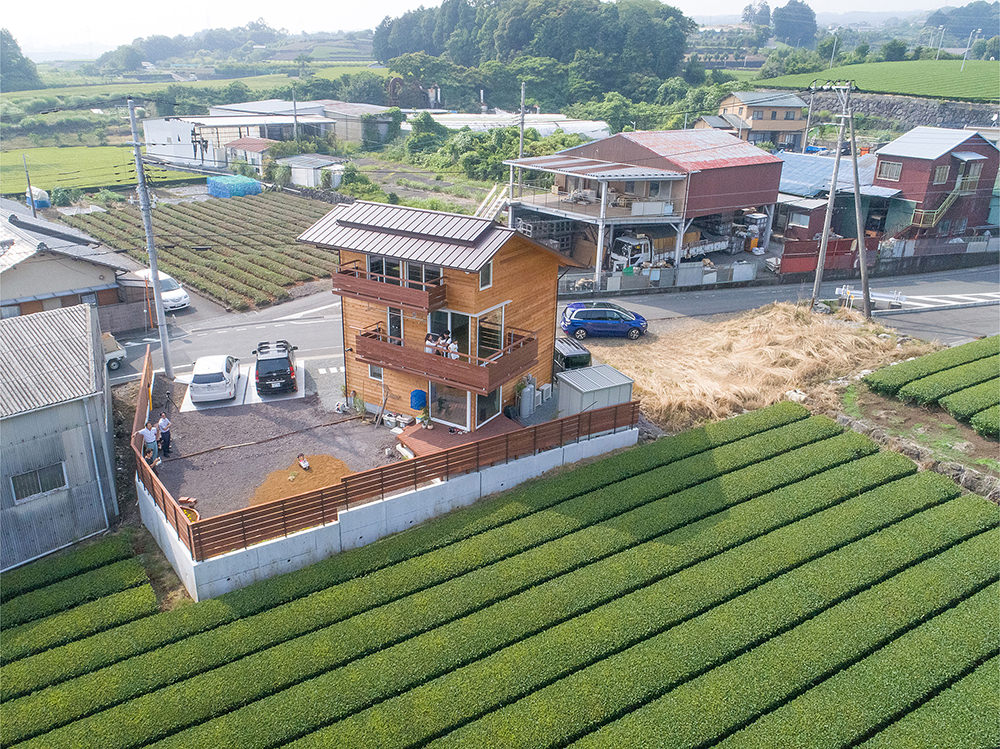 建物は真南に向け、一階と二階の大開口の窓は、景色の良い南東に開いている。 もちろん、寒くないように、トリプルガラスの樹脂サッシを使用。