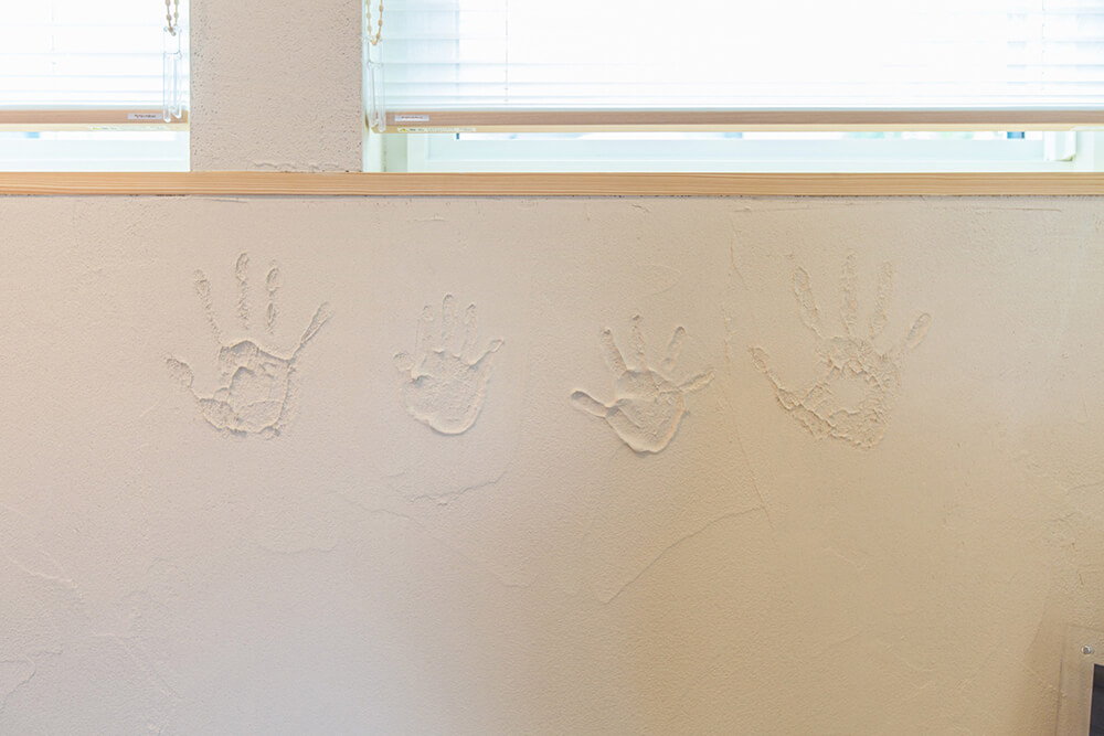内装の珪藻土塗りはDIYで頑張ったので、畳コーナーには家族の記念の手形が…笑。