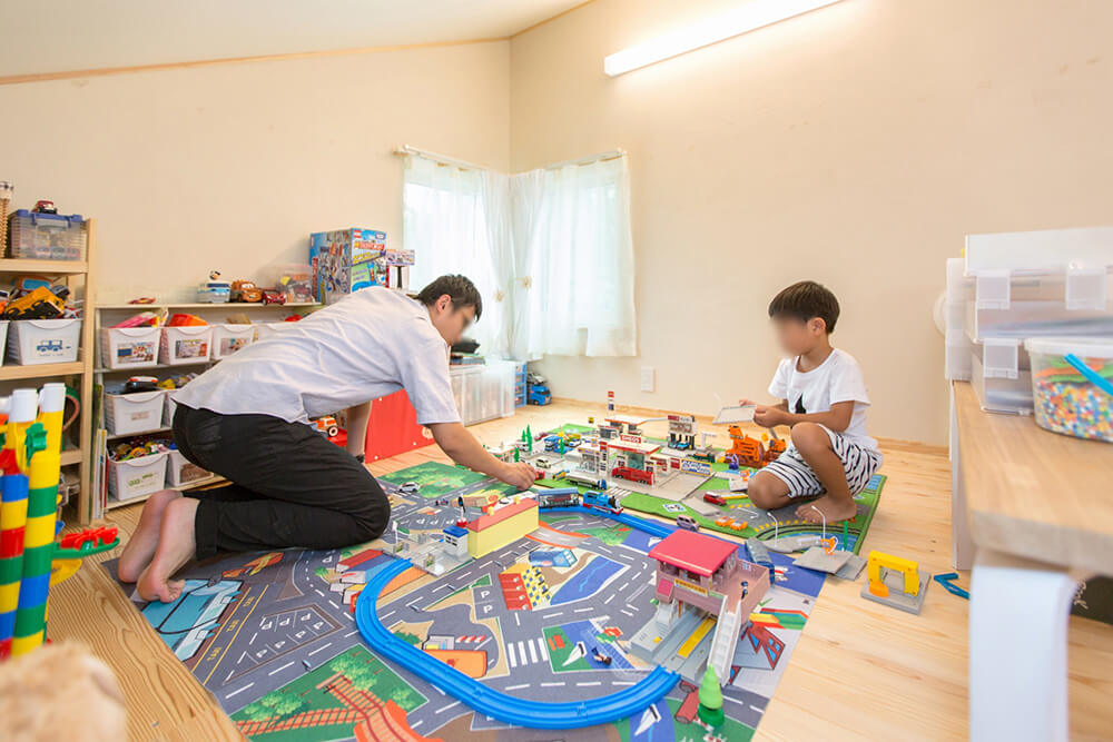 ロフトは高さが取れないが、子供たちの秘密基地だ。ロフトを有効に使うことで、狭小住宅ながら子供部屋を確保している。ロフトが熱くならない高断熱だからこその技。