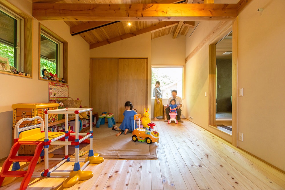 二階の子供室からは、屋根の上のスカイバルコニーに出ることが出来る。