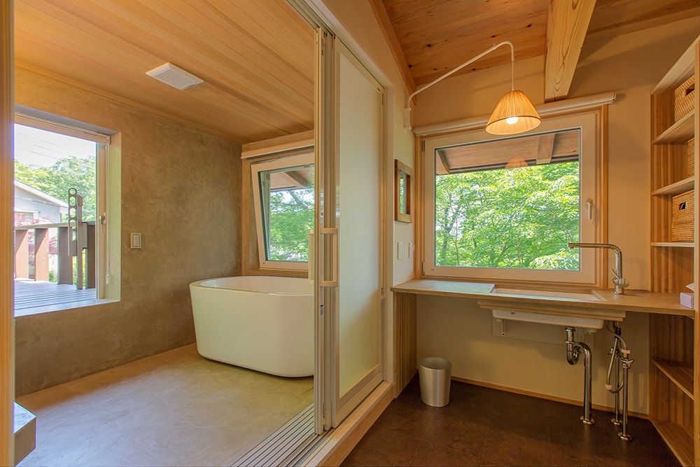 浴室の床と壁、洗面化粧台のカウンターもモールテックス仕上げによる造作。