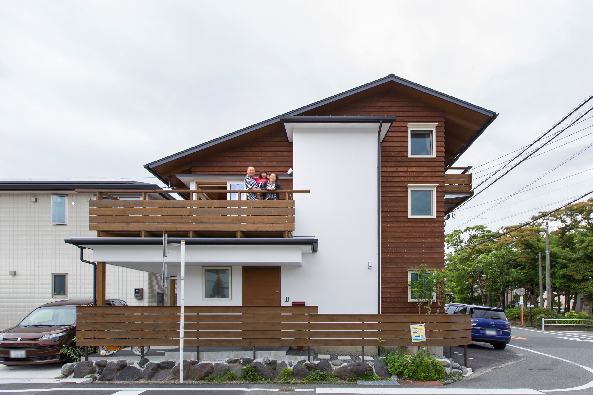 採光があまり望めない分、屋根をへの字にし、屋根面での空気集熱を取り込むパッシブソーラーシステムを採用。