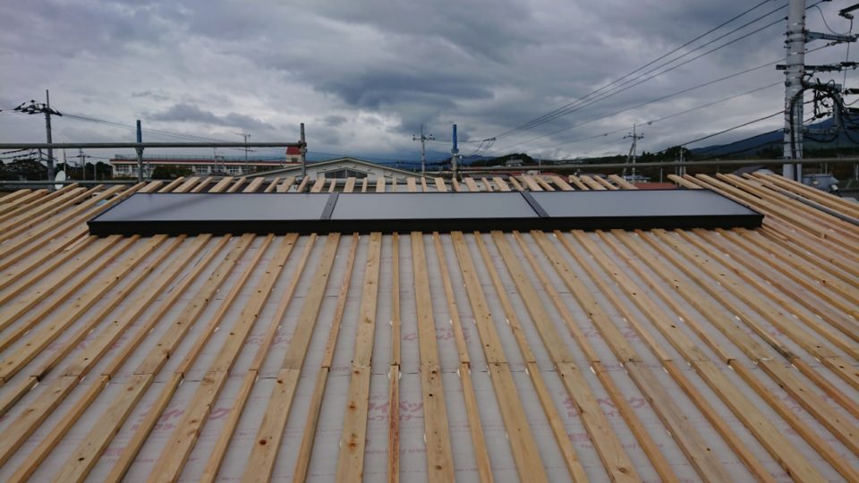 屋根に集熱パネルの設置