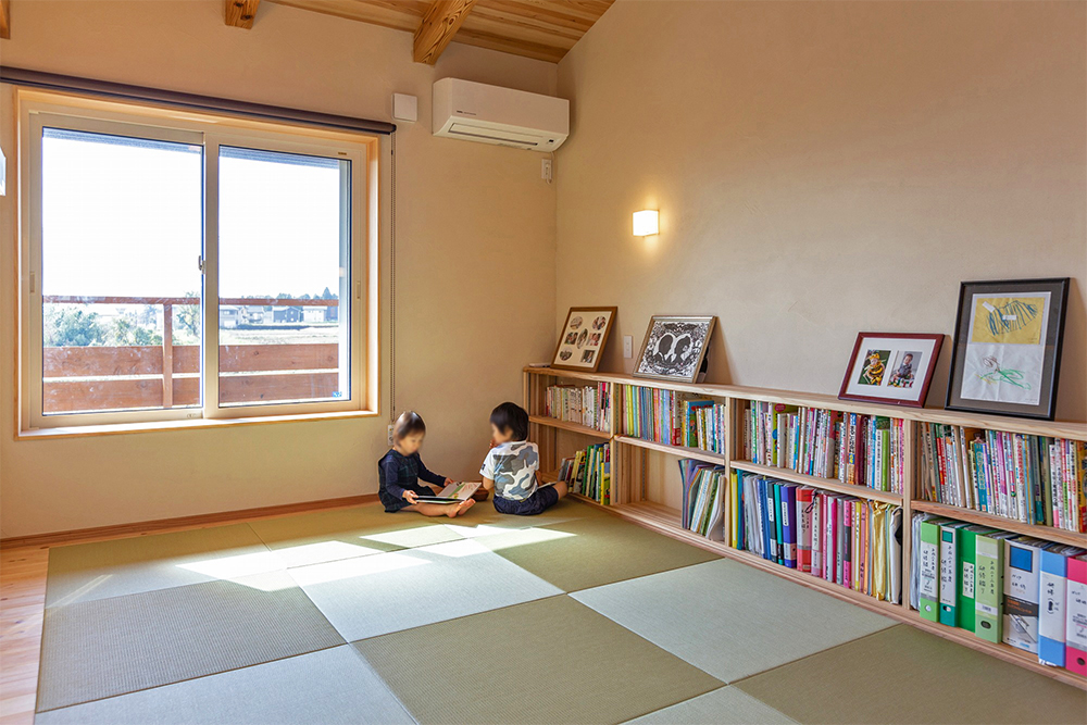 寝室の一面は本棚。頭がいい子が育つ家？（笑）
