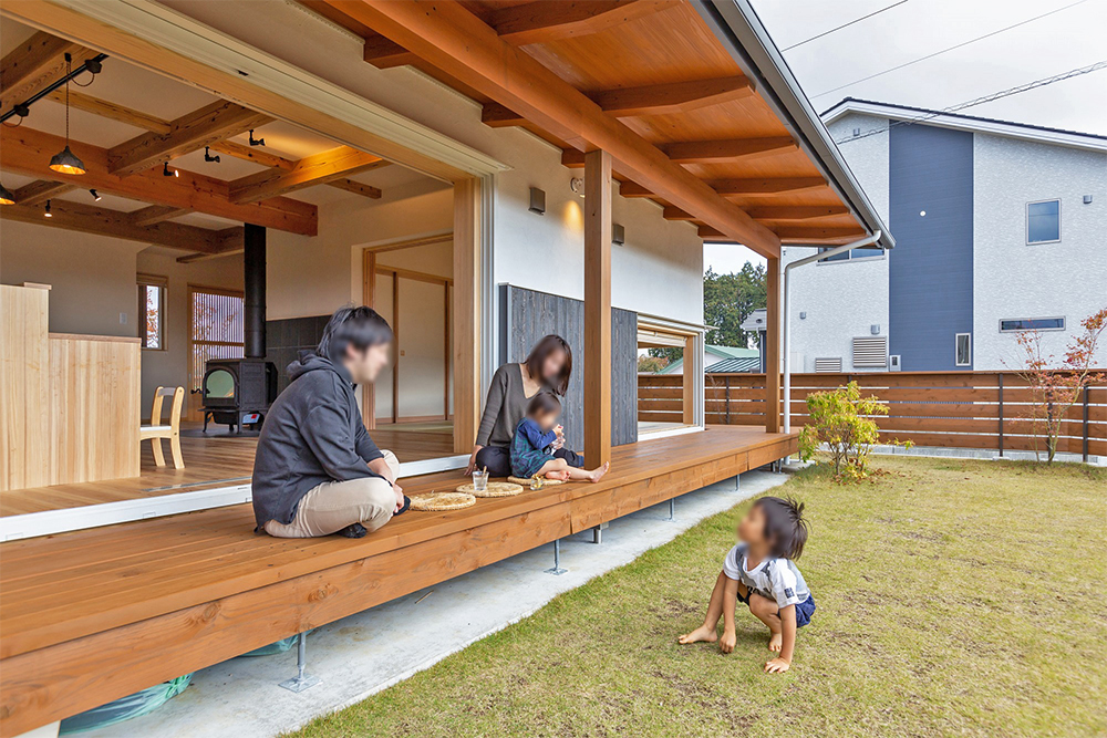 3ｍの大開口の樹脂サッシを引き込むと、屋根のかかった縁側が繋がり、LDKと庭が一体になる。