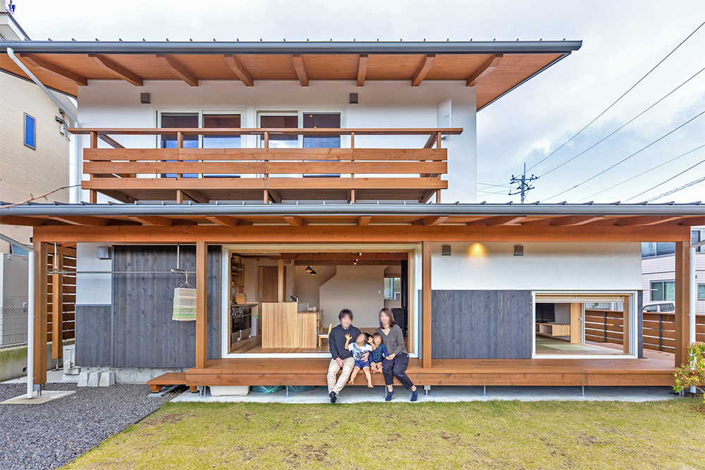 南側外観。屋根のかかった大きな縁側が象徴的なデザイン。
