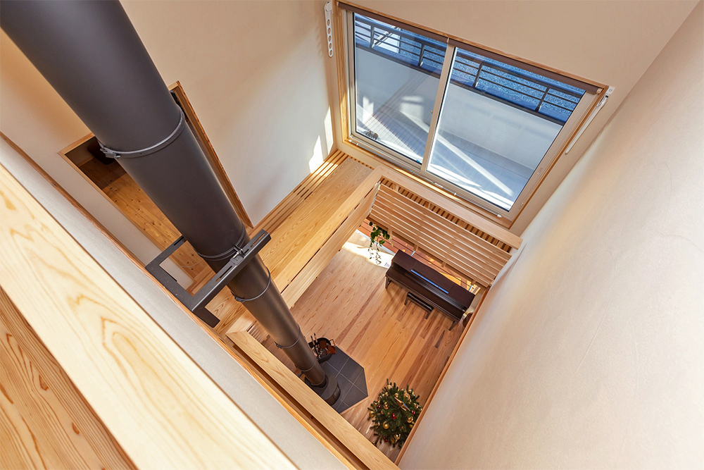吹抜けはロフトまで繋がり、一階と二階にはそれぞれ大開口のトリプルガラス樹脂サッシを配置し、家中が明るい。