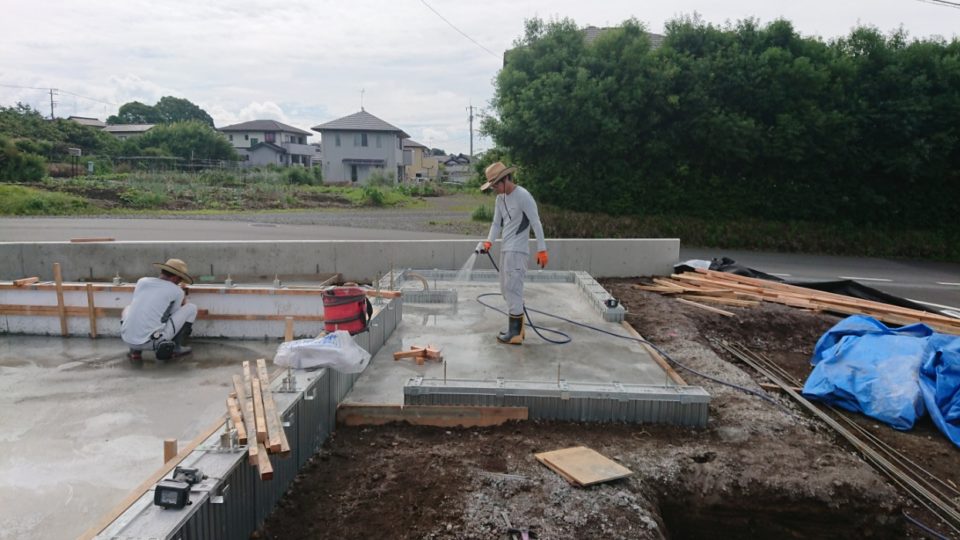 基礎に水撒き