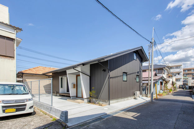 市街地に佇む大屋根の家。