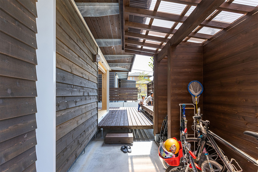 中高生の自転車通学時には、やはり雨に濡れない自転車置き場が欲しいもの。