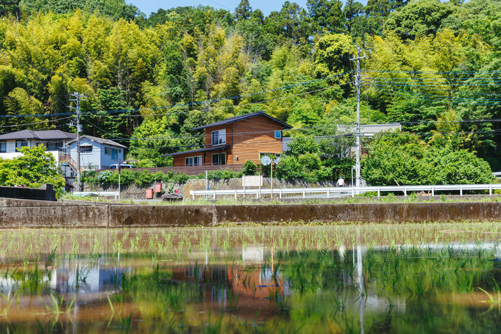 緑と調和する素敵な自然素材の家