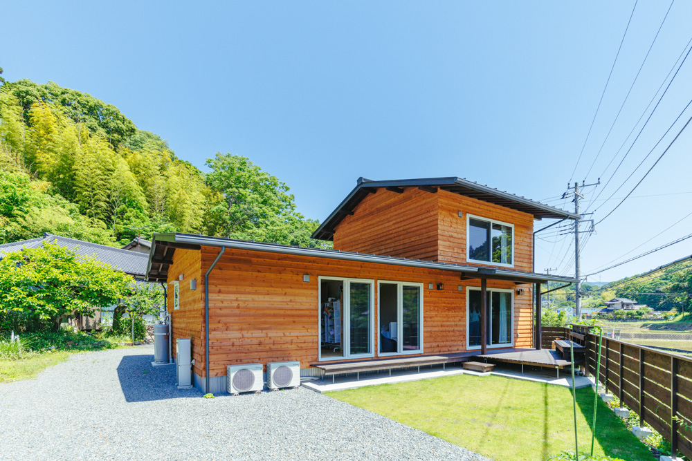 建物を南に振ったことでできた三角形のウッドデッキと芝生の庭